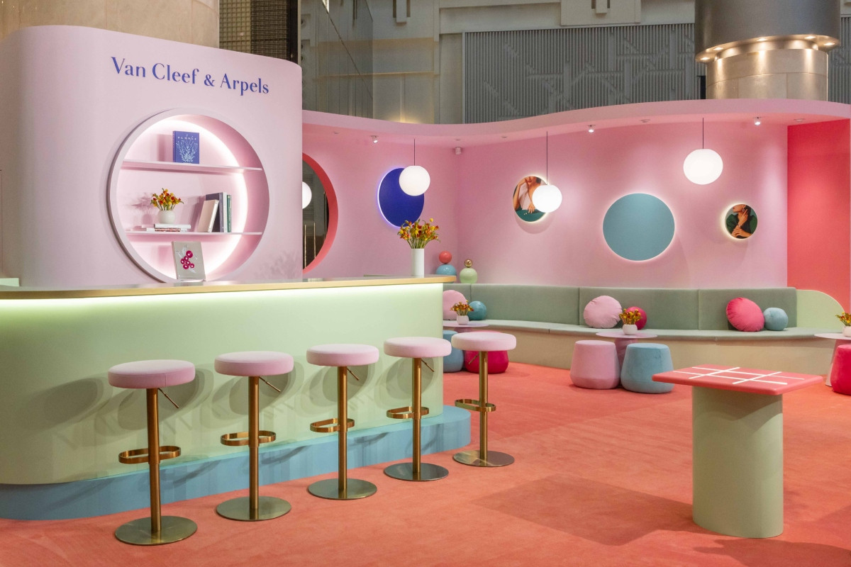 場內附設咖啡廳提供美式、拿鐵、抹茶拿鐵3種飲品，掃描QR Code填寫資料即可免費享用。（圖片提供：Ning Chi）