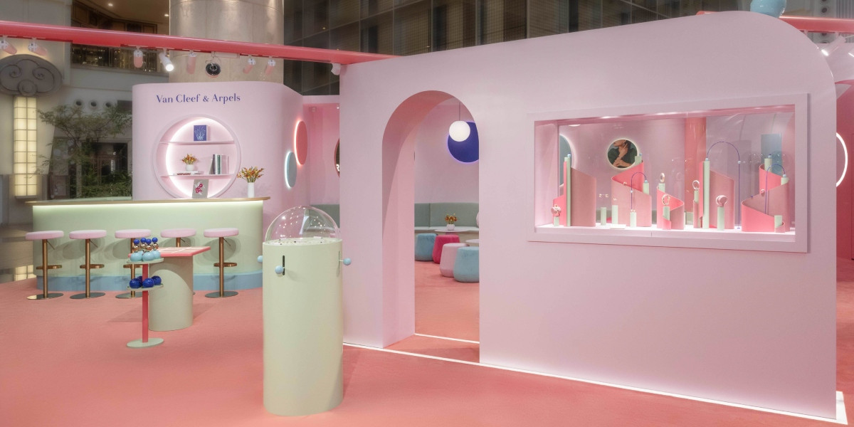 除裝置外，「Perlée限時體驗空間」亦展出Perlée系列珠寶腕錶。（圖片提供：Van Cleef & Arpels）