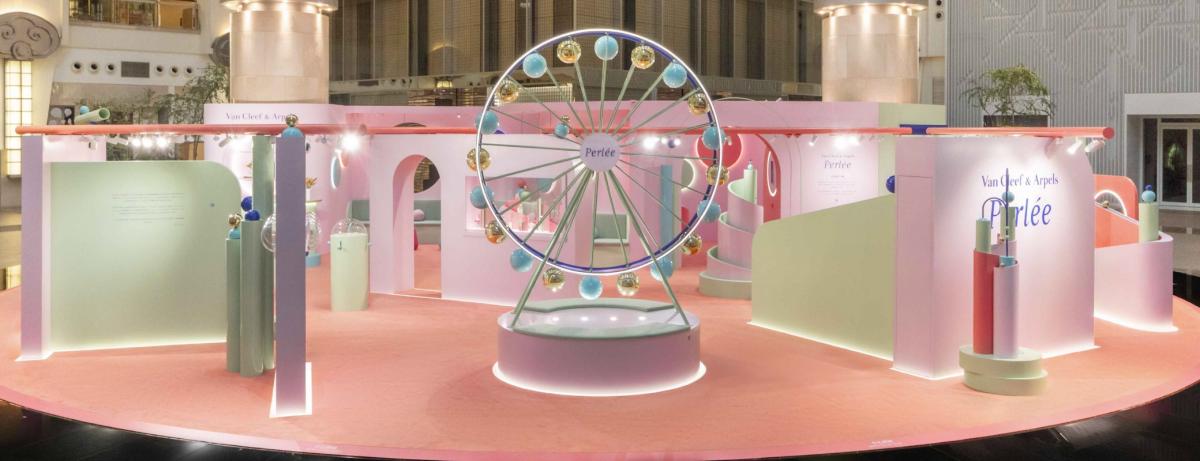 以藝術裝置為背景呈現珠寶作品的「Perlée限時體驗空間」，即日起至2025年11月16日在台北101四樓都會廣場開放中。（圖片提供：Van Cleef & Arpels）