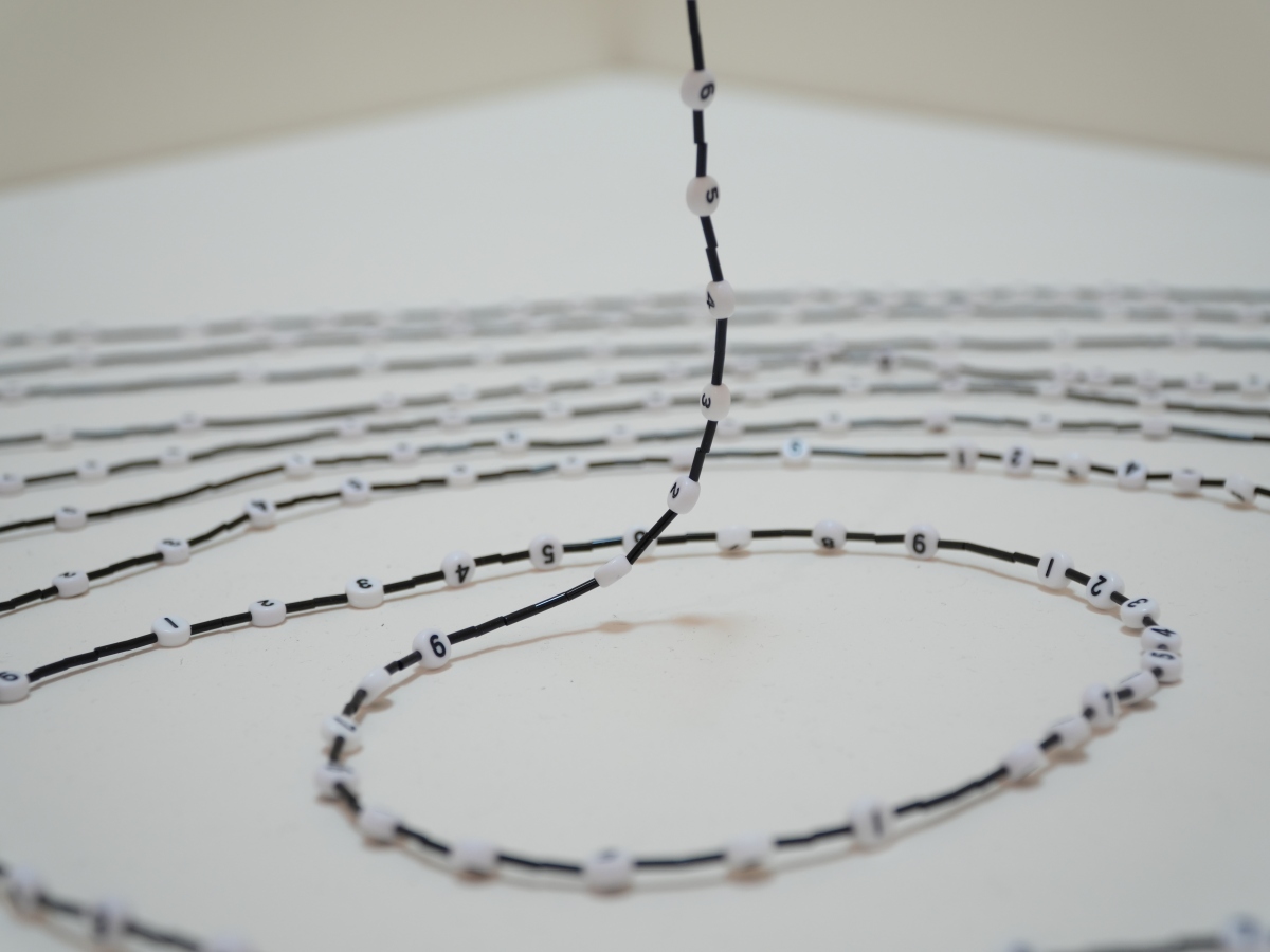 〈無限計數之珠〉（Infinite Counting Beads）（圖片提供：亞美館）