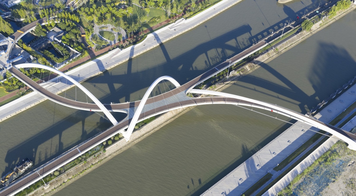 Zaha Hadid團隊新作！杭州「大運河門戶橋」，以杭州刺繡、錢塘江浪潮為意象的蜿蜒流線橋樑設計