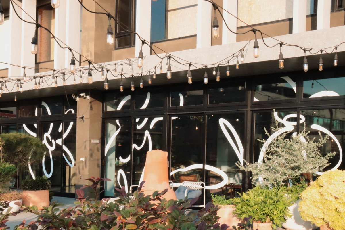 U.I.J坐落台南老城區，建物兼容舊風格。（圖片提供：U.I.J Hotel & Hostel）