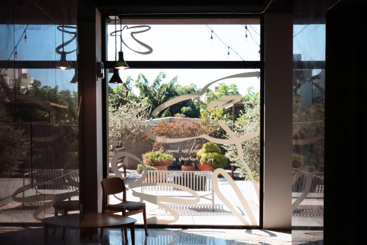 《Sound Blooms》將To smile的「花Flower」作為視覺元素大量運用於旅館空間中。（圖片提供：U.I.J Hotel & Hostel）