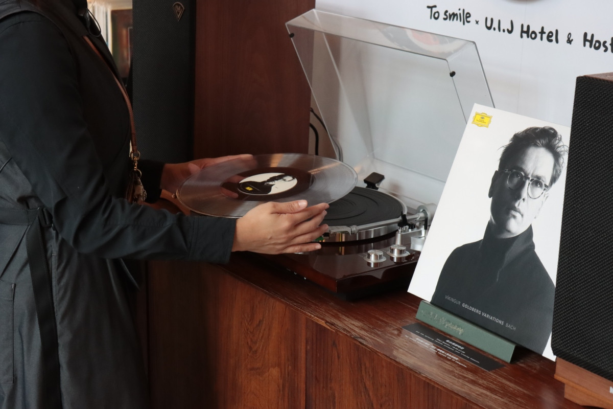 旅客可參與選曲。（圖片提供：U.I.J Hotel & Hostel）
