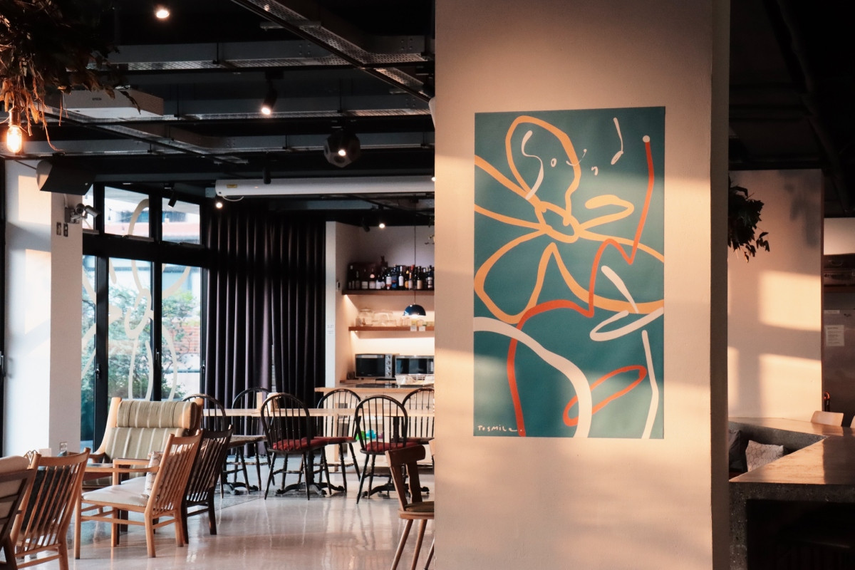 海報、窗貼、掛布四處綻放花朵，化空間為展間；圖為3樓你好沙龍立柱。（圖片提供：U.I.J Hotel & Hostel）