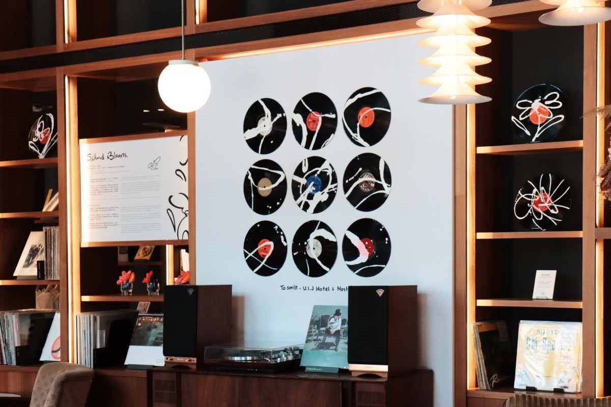 手繪黑膠裝置，使用9片二手黑膠唱片為載體。（圖片提供：U.I.J Hotel & Hostel）