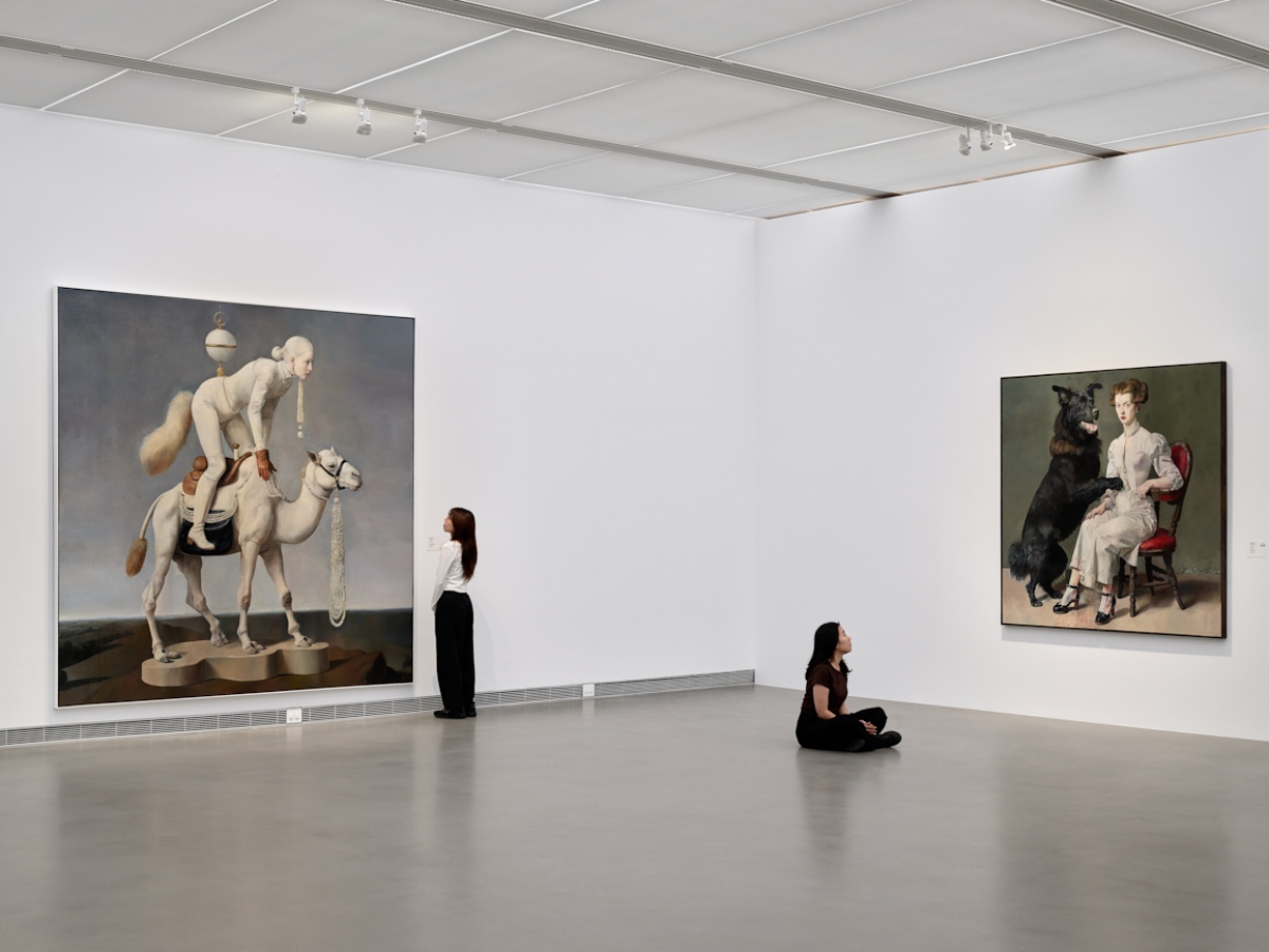 馮．沃爾夫畫筆下女性形象堅毅泰然，兼具古典主義的優雅與當代的戲劇性。圖中作品左為〈沙漠之珠〉，右為〈泰然自若〉。（圖片提供：高美館、Photo by Studio Millspace）