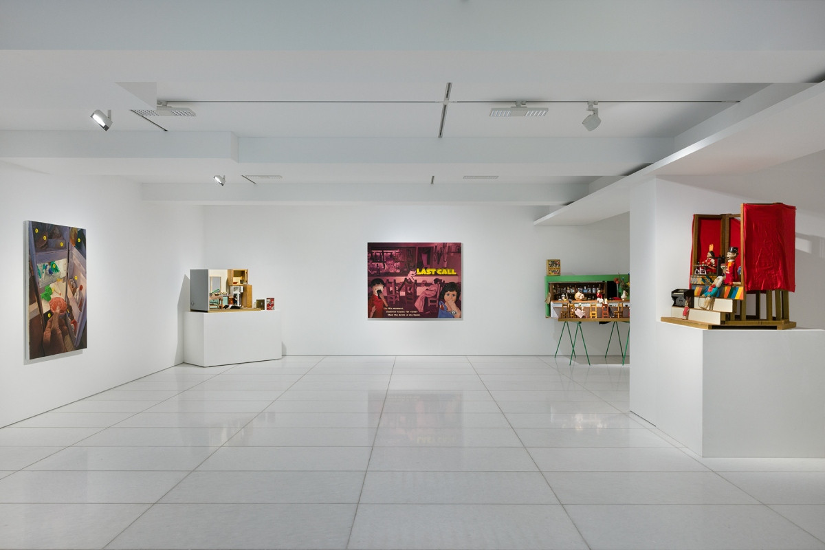 展場並呈7座「人偶劇場」裝置，以及由其延伸繪製的劇照或宣傳海報式畫作。（圖片提供：伊日生活）