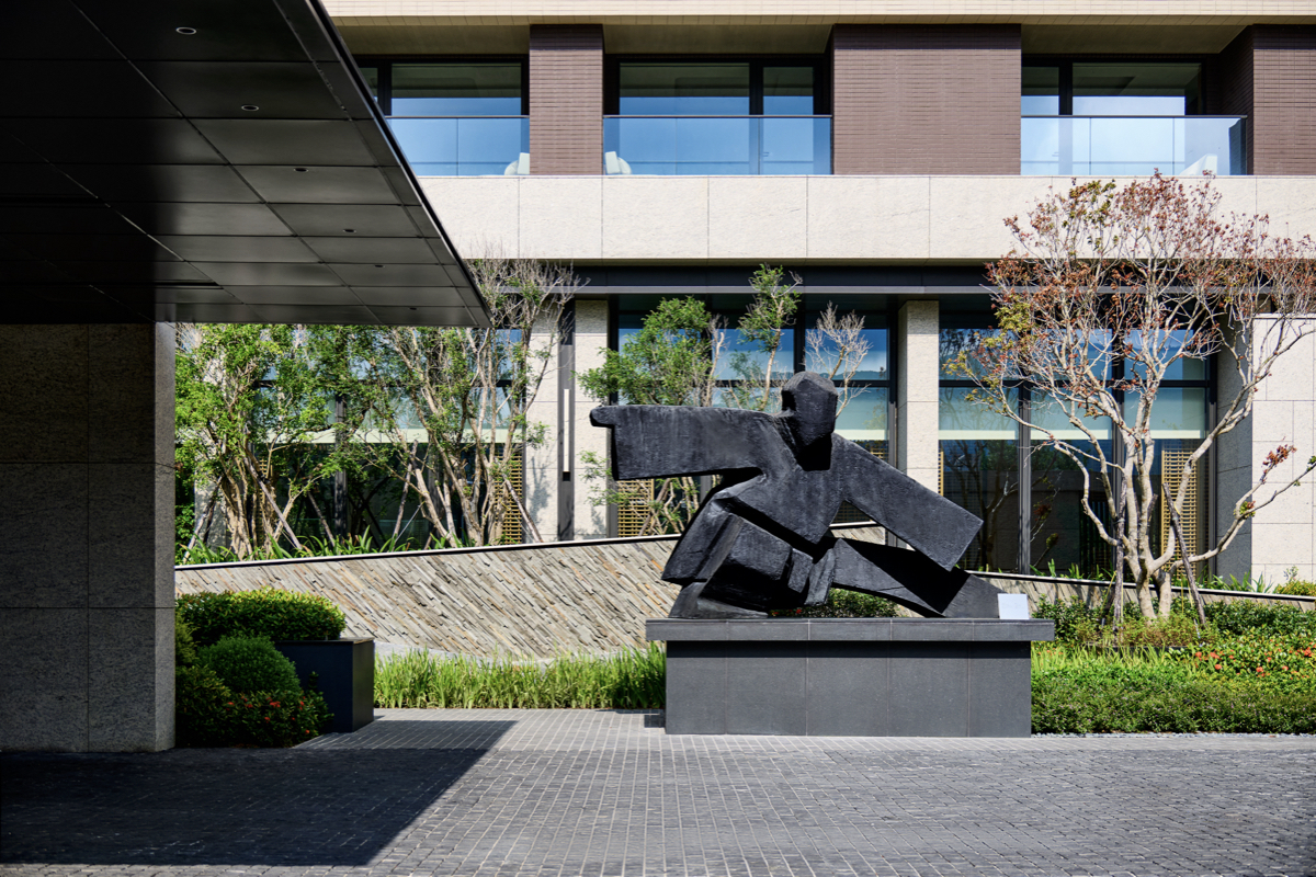 新北金山「北海溫泉洲際酒店」設計亮點！朱銘《太極》雕塑、北海岸山海景觀融入空間