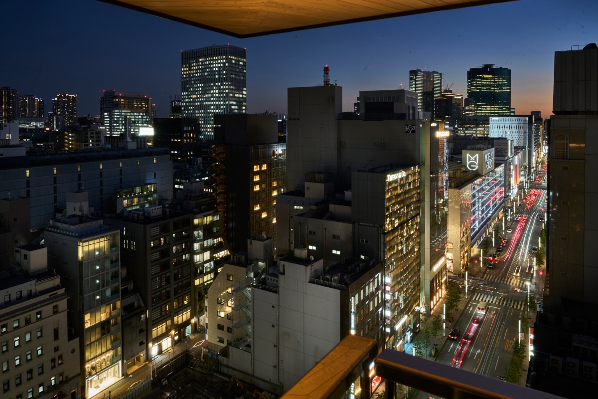 坐落東京都心、四周高樓林立的「馥府東京銀座」，宛如一方城市綠洲般得以靜賞時光流動；圖為飯店頂樓所見景象。（圖片提供：FUFU Japan）