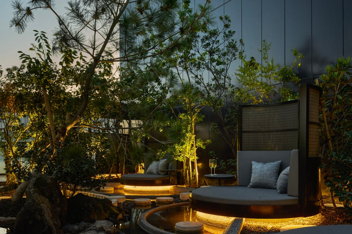 屋頂休息室「YUSORA」入夜之際。（圖片提供：FUFU Japan）