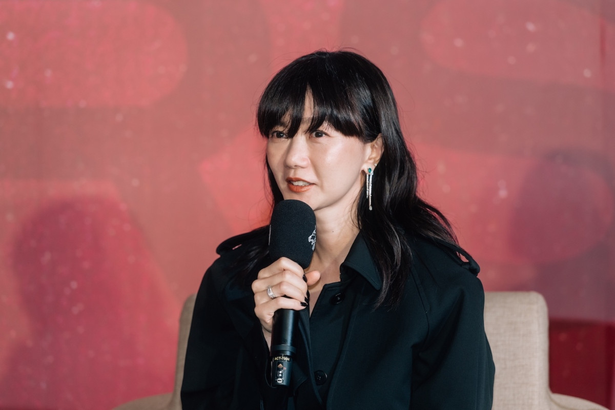 主持人問到如果要嘗試表演以外的事會做什麼，裴斗娜語帶保留地說可能是「寫作」。（圖片提供：金馬影展）