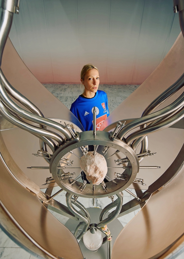 Ivana Bašić與作品〈氣動激情〉。（攝影：林科呈；攝影助理：李易蓁）