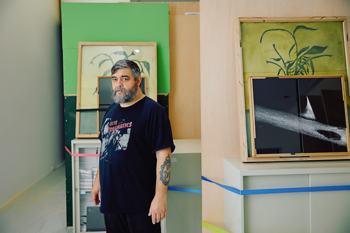 Jacopo Benassi於作品〈花都罷工了〉之前。（攝影◎林科呈；攝影助理◎李易蓁）