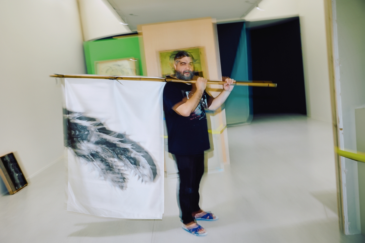 Jacopo Benassi於作品〈花都罷工了〉之前。（攝影◎林科呈；攝影助理◎李易蓁）