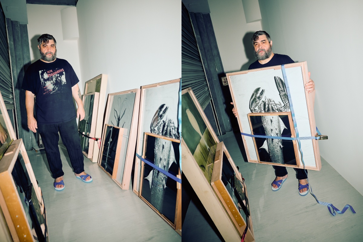 Jacopo Benassi於作品〈花都罷工了〉布置期間。（攝影◎林科呈；攝影助理◎李易蓁）