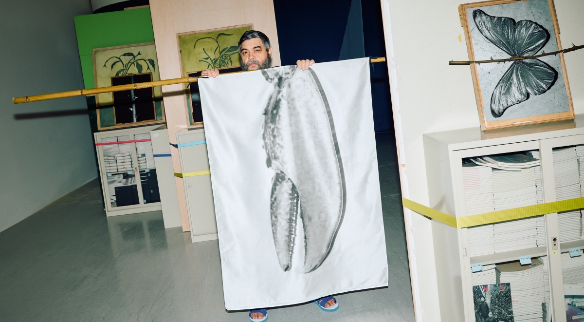 專訪2025台北雙年展《地平線上的低吟》藝術家Jacopo Benassi：這世界不配，於是〈花都罷工了〉