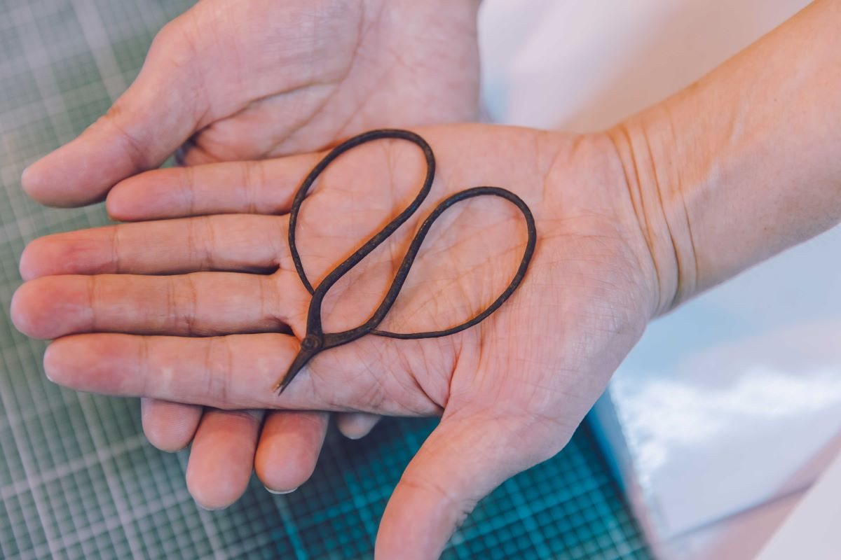 南竿的阿婆把她剪了一輩子的剪刀送給了陳治旭。（圖片來源：《生活工藝誌》第十二期）