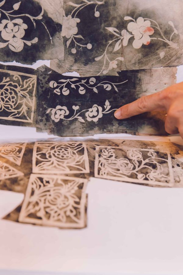 陳治旭走訪馬祖青檀澳、大坵島等地，透過殘紙與口述，收集古老的剪花，並把他的蒐藏結果撰寫成《馬祖剪花》一書。（圖片來源：《生活工藝誌》第十二期）