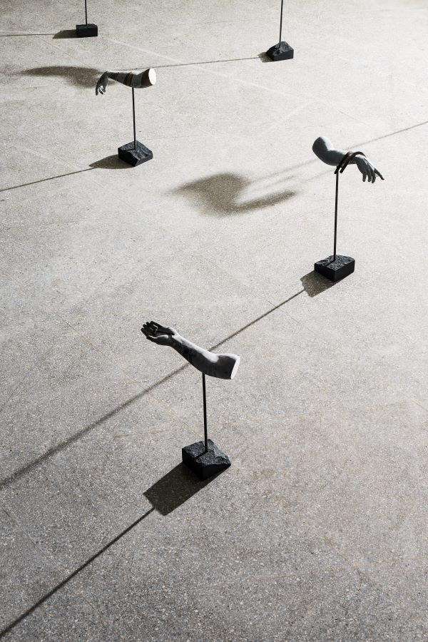 陳俊良邀請陶藝家張仲禹特製一百隻造型各異的手，作為陳列工藝道具的底座，呈現「從工具到工藝」的路徑。（圖片來源：《生活工藝誌》第十二期）