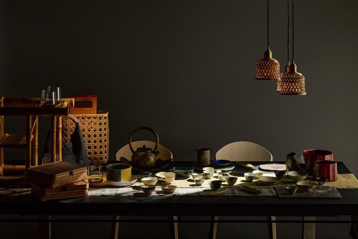 陳俊良在《位來》展覽中，規劃了春夏秋冬四季茶席，將展覽現場打造成在家也能仿效的陳列風景。（圖片來源：《生活工藝誌》第十二期）