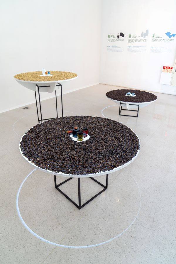 除了器物，《漫、蔓、慢》也加入觸覺與嗅覺的元素，在展覽空間置入茶與咖啡等氣味組成，氣味的漫延更是呼應了展覽的核心精神。（圖片來源：《生活工藝誌》第十二期）