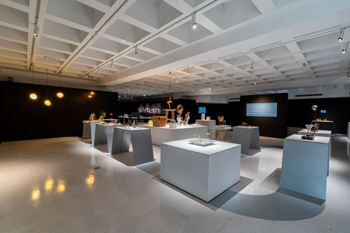 《漫、蔓、慢》讓展覽順應空間樓層，不同空間的氛圍各不相同，且試圖打破既定動線，觀眾入展場後先不急著去尋找展品，引導觀眾先進入空間中的情境。（圖片來源：《生活工藝誌》第十二期）