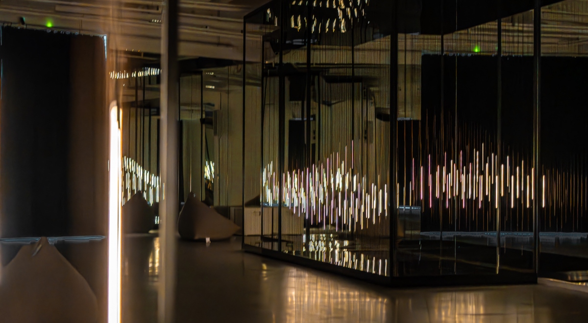 《海境：回溯 Tender Soul of Ocean：recall》光線隨氣候與人群移動而閃爍，聲音在空氣中震盪，如潮汐般呼吸。（圖片提供：勤美術館）