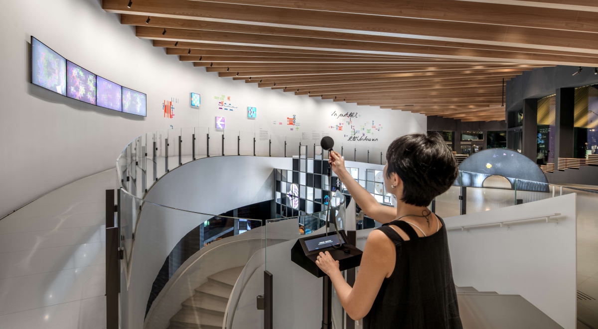 拿起本展入場通行證：現場特製「偏光鏡」，觀展民眾親手解碼隱藏於牆面光影之間的訊息。 （圖片提供：勤美術館、攝影：楊承)