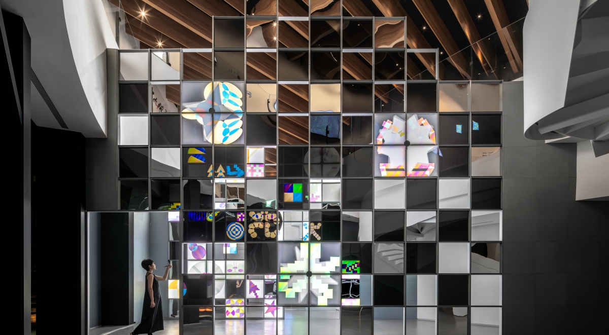 《像素力場Dynamic Field》由偏光鏡面、旋轉機構與燈光交織而成的巨大裝置，構築出可步入的七公尺高「像素矩陣」。（圖片提供：勤美術館、攝影：楊承)