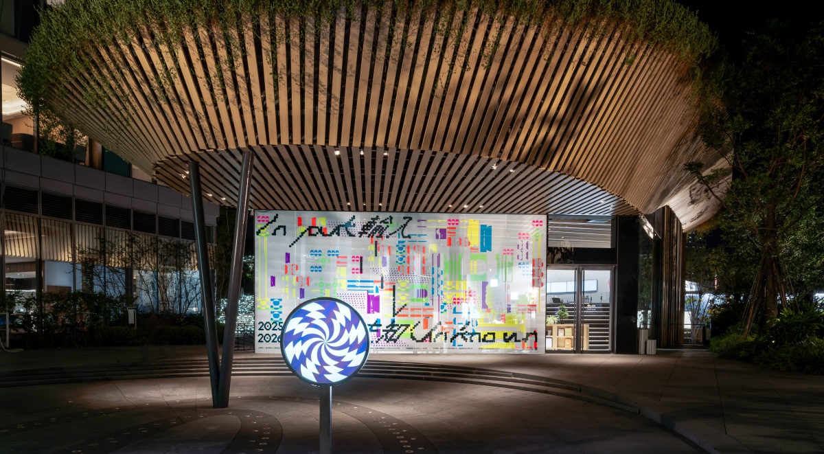 戶外展覽主視覺《Input _ Unknown》 邀請觀者一同穿越光影矩陣。（圖片提供：勤美術館、攝影：楊承）