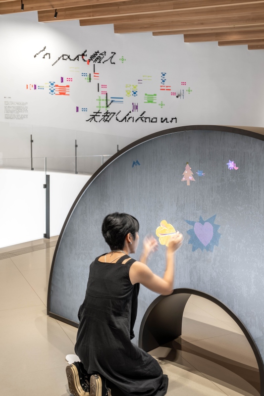 《白色彩虹Spectrum of White》運用偏光鏡獨特的折射特性，邀請觀眾以手指觸碰、留下痕跡，親身參與作品的生成過程。（圖片提供：勤美術館、攝影：楊承）