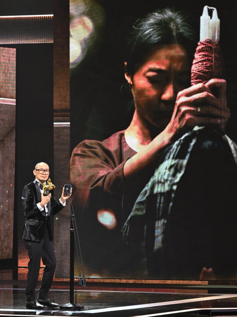 最佳女主角得主范冰冰無法到場，由導演張吉安代領並助她通過電話向觀眾致感言。（圖片提供：金馬執委會）