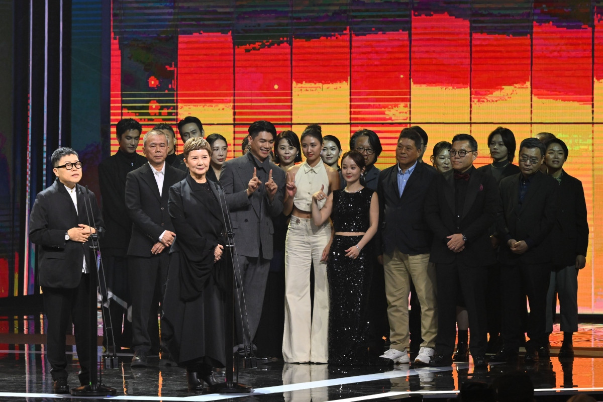 陳玉勳執導作品《大濛》不負眾望抱回最大獎，劇組同台畫下典禮句點。（圖片提供：金馬執委會）