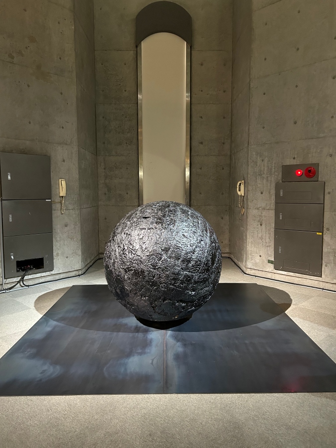 遠藤利克〈Void–Blackening〉於2025年ACK展出。（攝影：張以潔）