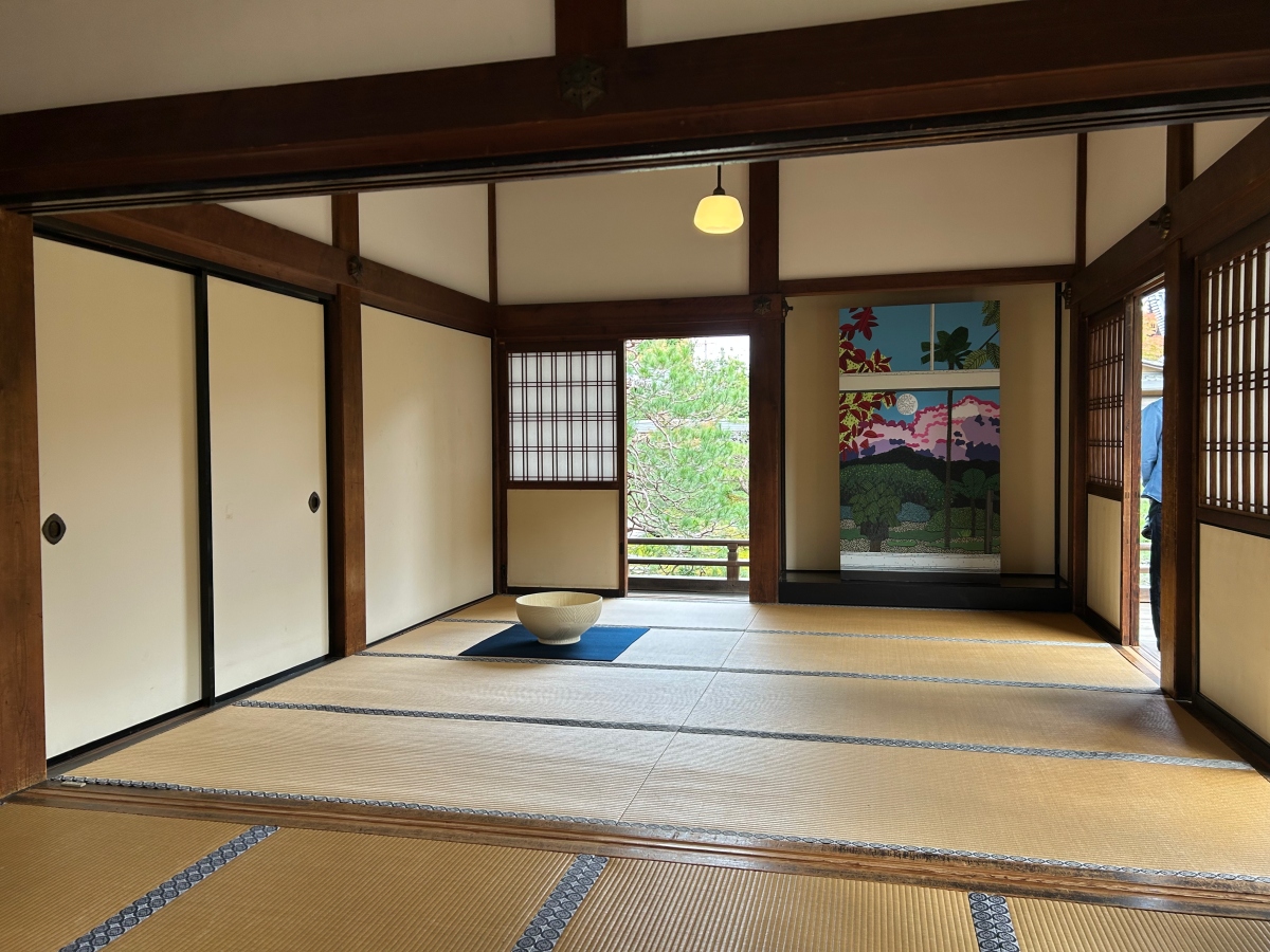 David Kordansky的繪畫成為寺廟的另類窗景。（攝影：張以潔）