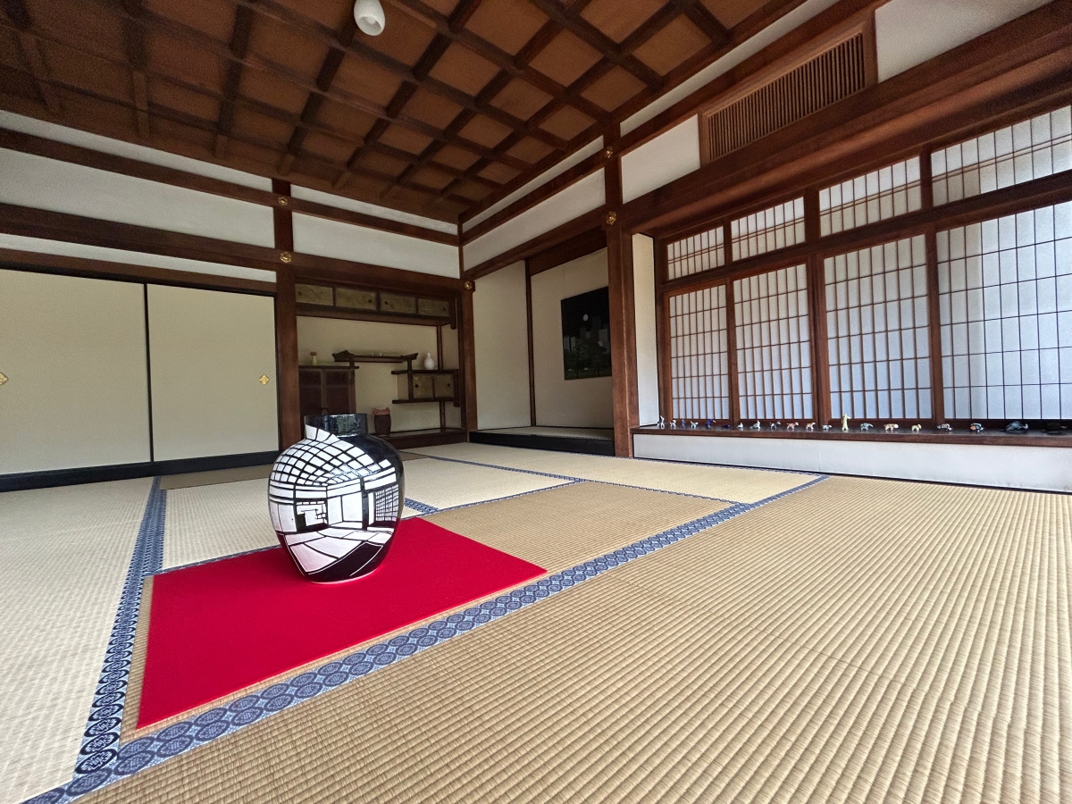 日下翅央的陶藝呈現了寺廟內部空間一角。（攝影：張以潔）