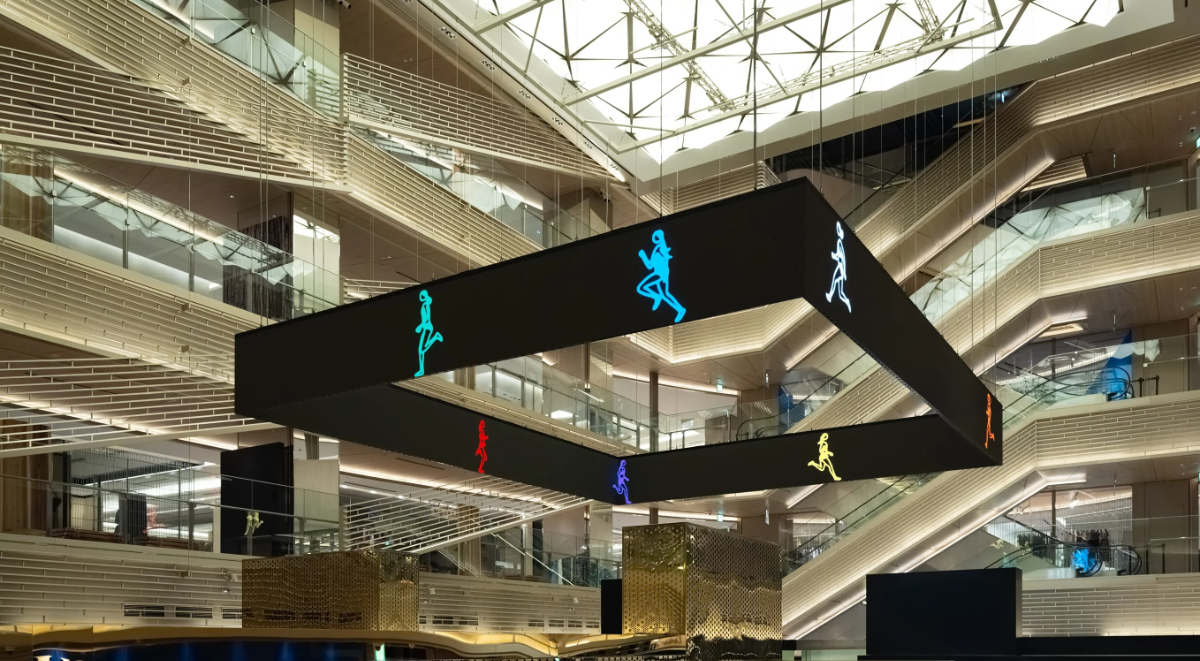 銀座GINZA SIX全新裝置《Marathon. Women.》：英國藝術家Julian Opie打造懸浮空中的馬拉松跑道
