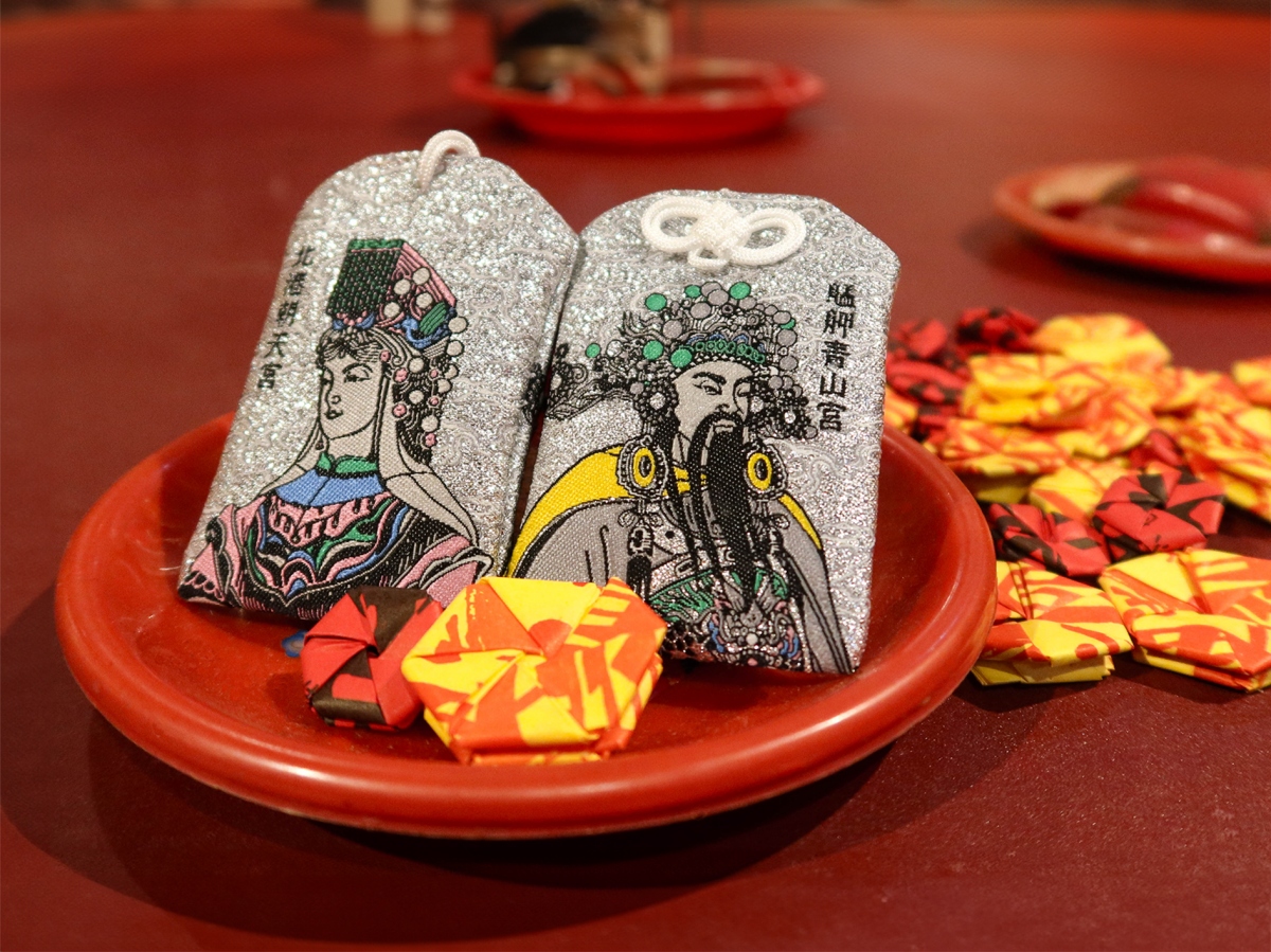 為歡慶青山王渡台第170次生日，文總特別邀請設計師林佳齡Misc操刀「艋舺青山宮X北港朝天宮聯名香火袋」。（圖片提供：文總）