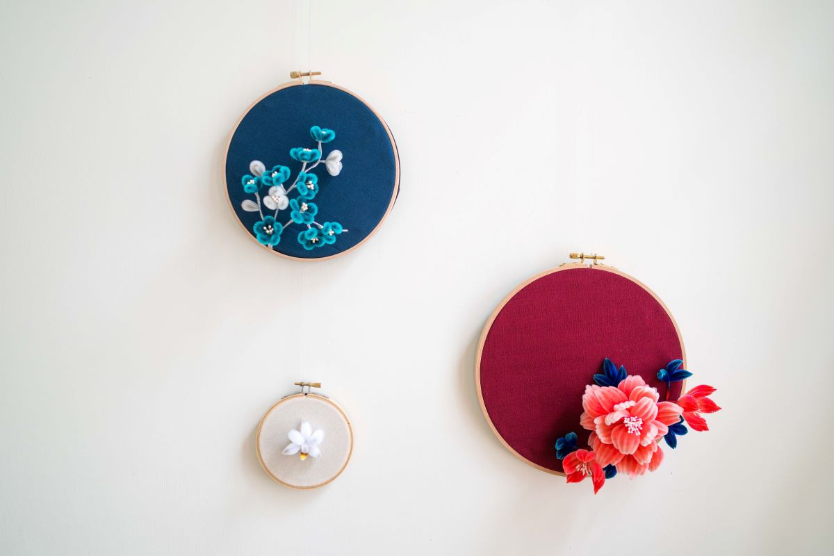 纏花是北部客家地區的工藝作品，為絲線纏繞紙片、金屬鐵線作成的藝術品，早期用於繡燈裝飾、婦女結婚的髮簪。（圖片提供：國立臺灣工藝研究發展中心）