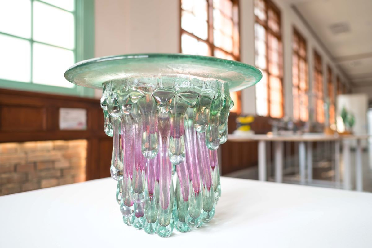 鄭銘梵的《流光之器13 號》呈現玻璃下墜姿態的流動。（圖片提供：國立臺灣工藝研究發展中心）