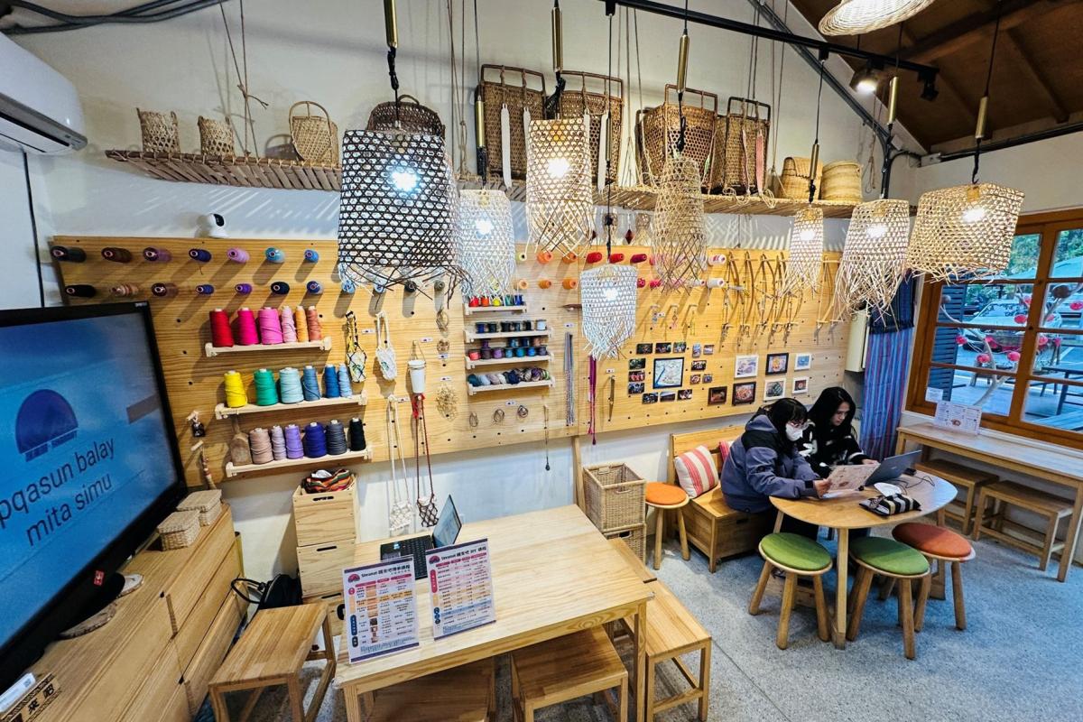 在溫暖的工坊裡，牆面整齊排列的線軸與工具與吊燈柔光，參加者能夠專心編織，沈浸在手作的舒緩氛圍。」（圖片提供：SINRAMAT 醒來吧手作工坊）