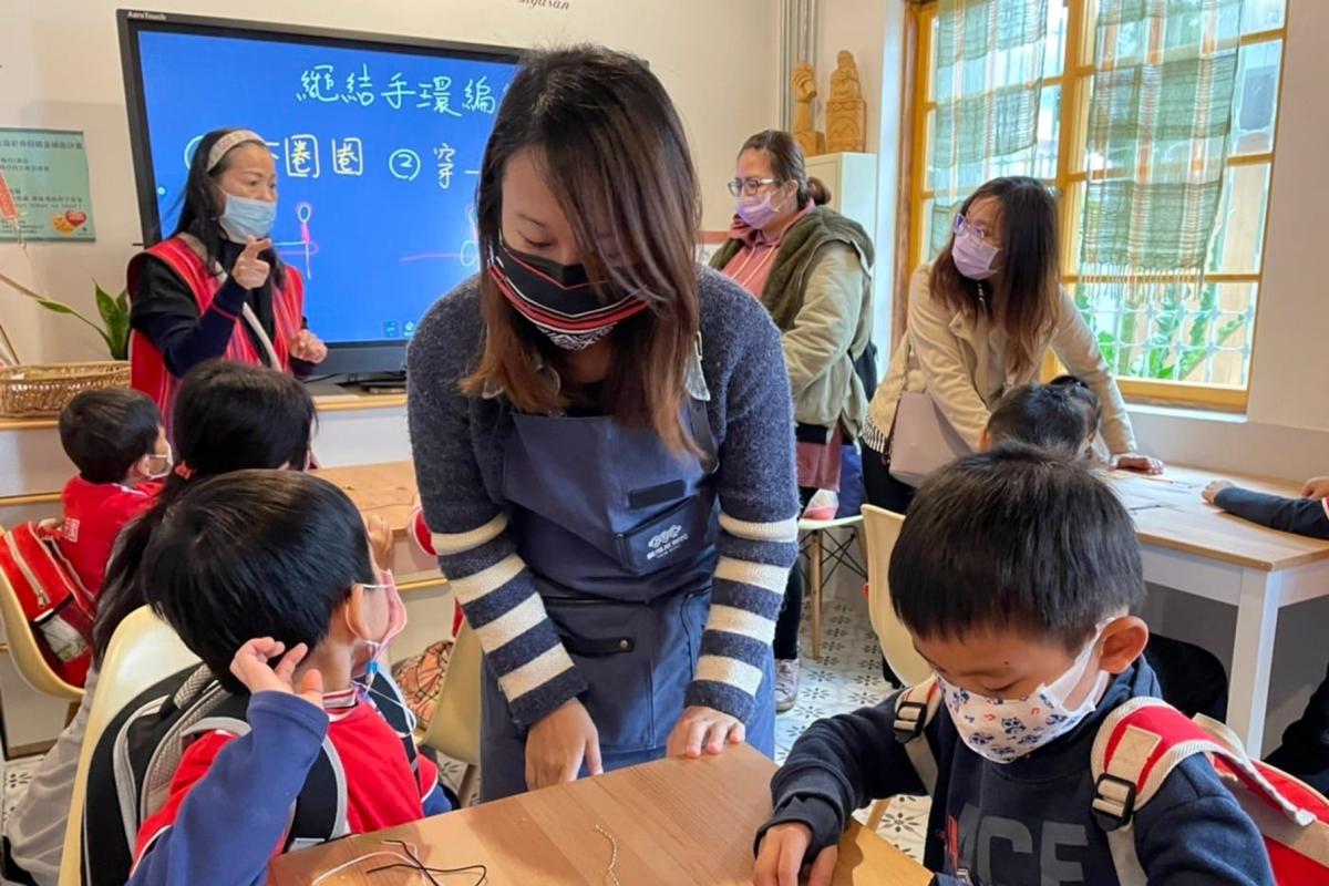 在教室裡，老師耐心引導小朋友繩結手環，孩子們專注動手，享受動手做的樂趣。（圖片提供：SINRAMAT 醒來吧手作工坊）