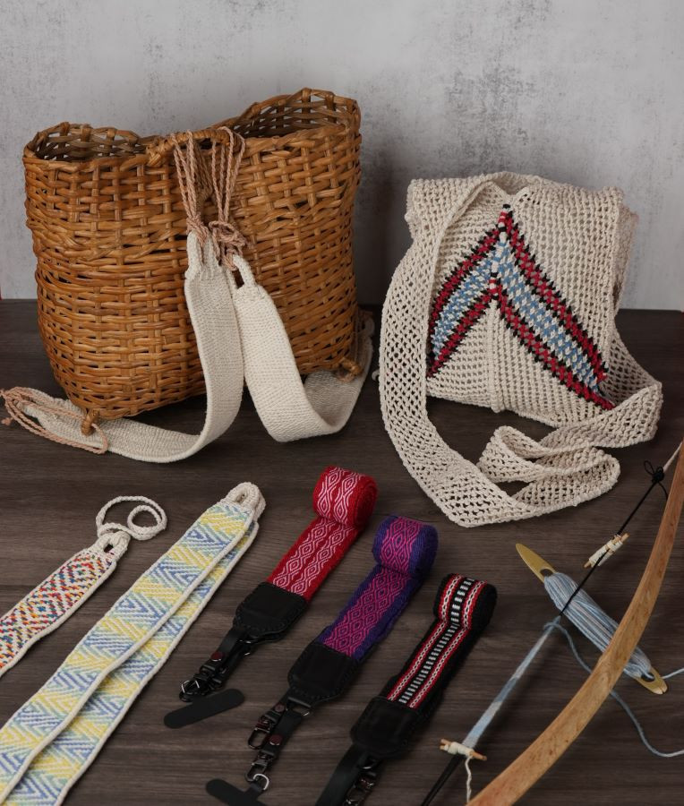 從織帶、手環到網袋，「SINRAMAT・醒來吧」以豐富色彩與細膩結構，呈現各式手工編織飾品的獨特魅力。（圖片提供：SINRAMAT 醒來吧手作工坊）