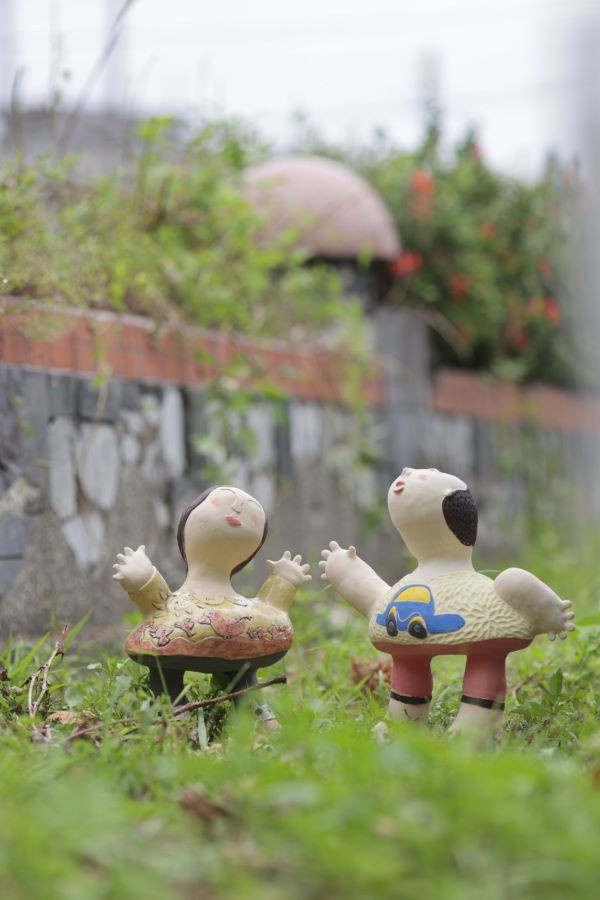 草地上彩繪陶偶的手作溫度，讓人心情愉悅，這也是野孩子希望在課堂上傳遞的氛圍。（圖片提供：野孩子創藝空間）