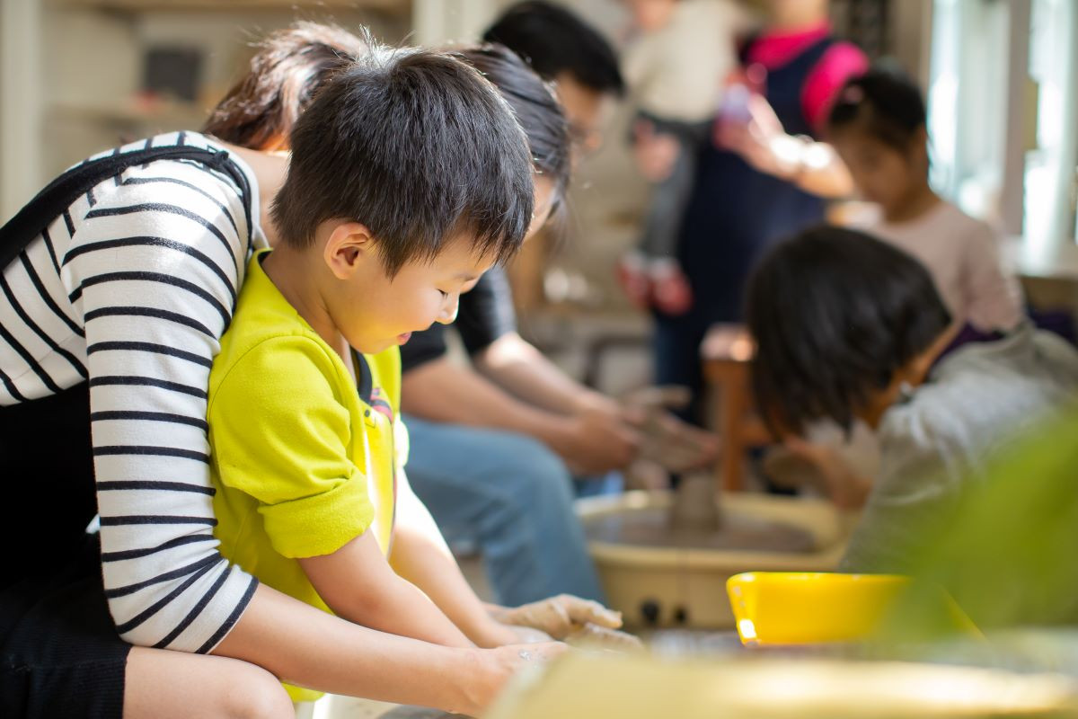 「野孩子創藝空間」有感於城市的孩子都在玩塑膠製品或3C，品牌因此希望創立一個能帶領孩子親近大自然，快樂手作的空間。（圖片提供：野孩子創藝空間）