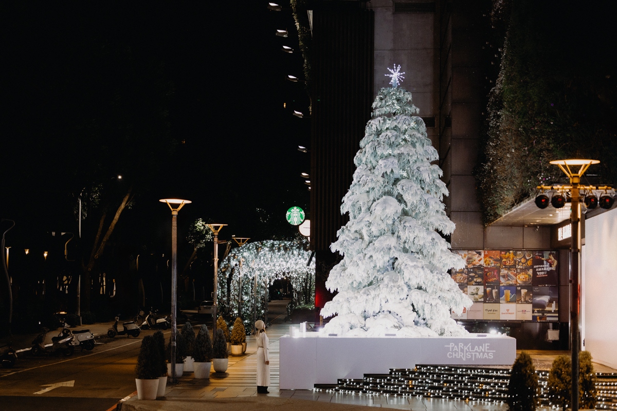 年度聖誕主樹「The Sculpted Tree」結合燈光雪景與整點飄雪。（圖片提供：勤美草悟 ）