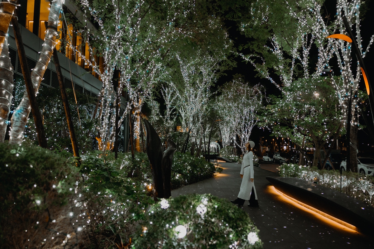 全長 250 公尺的「光之道」，由 40 萬顆銀白燈泡交織而成。（圖片提供：勤美草悟 ）