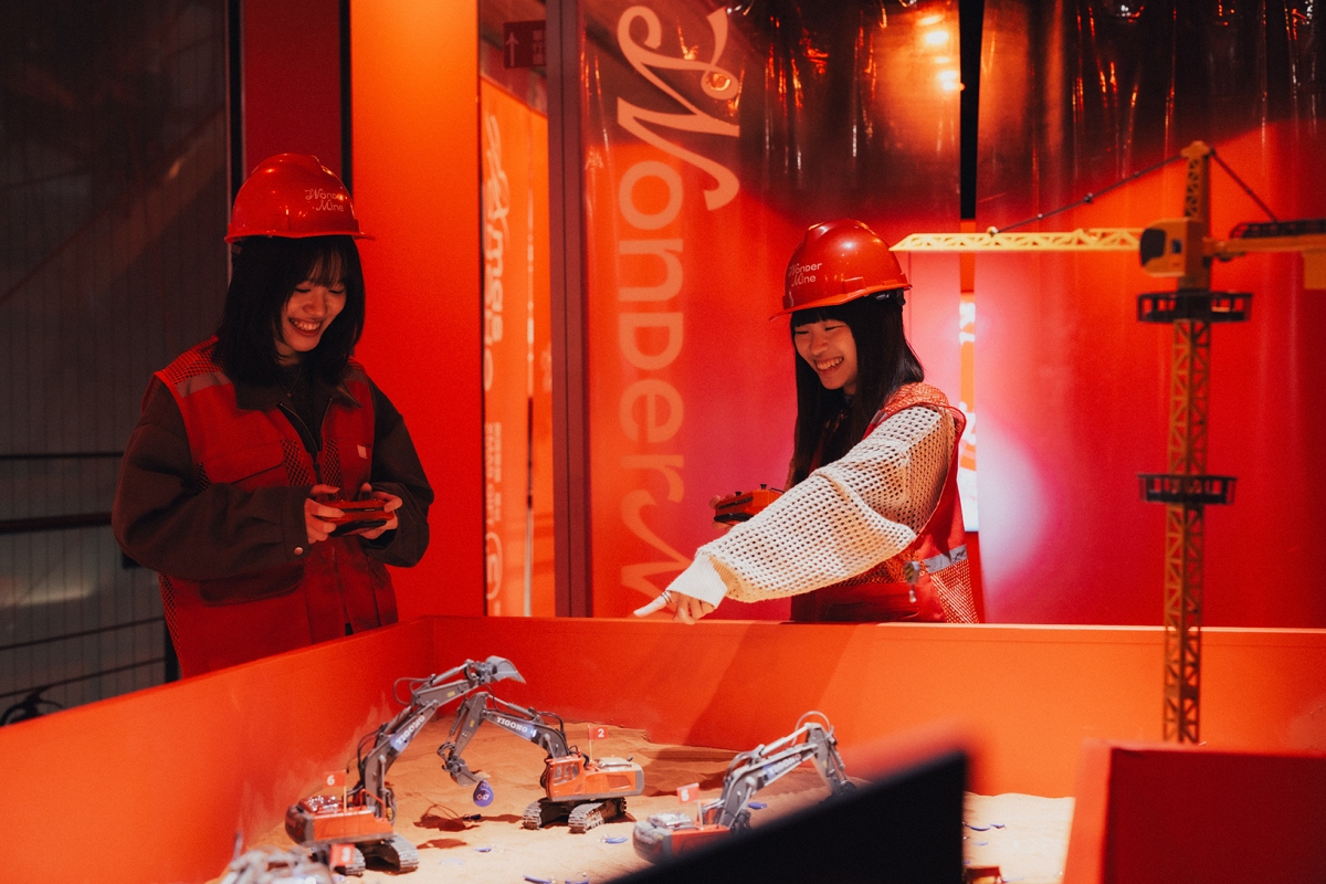 金典綠園道人氣企劃「禮物交易所」以遙控挖土機挖出命定號碼。（圖片提供：勤美草悟 ）