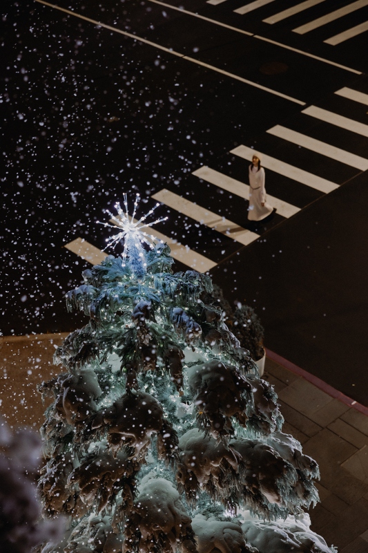 年度聖誕主樹「The Sculpted Tree」結合燈光雪景與整點飄雪。（圖片提供：勤美草悟 ）
